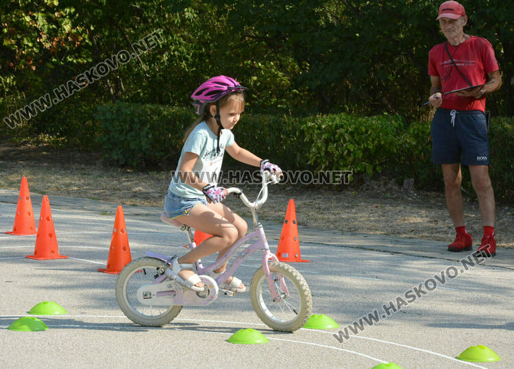 30 деца участваха в състезание по приложно колоездене