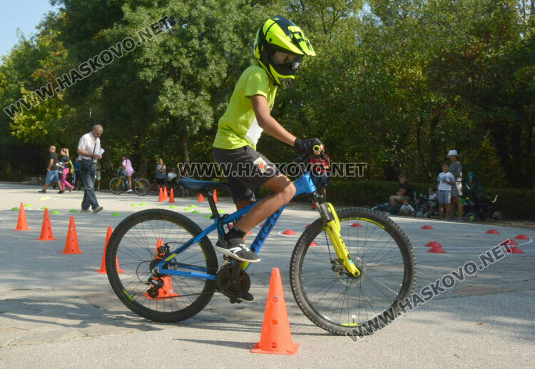 30 деца участваха в състезание по приложно колоездене