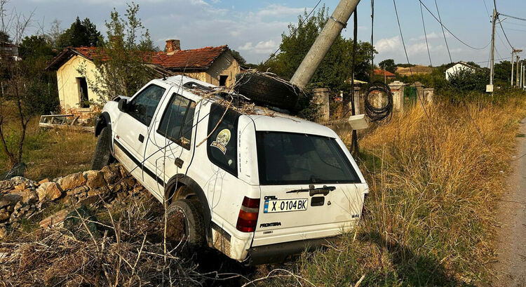 Почерпен водач разби джип след удари в стълб и ограда