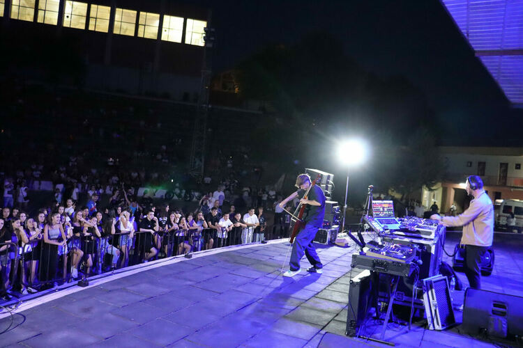 Френско дуо и местни диджеи направиха страхотно шоу