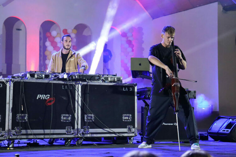 Френско дуо и местни диджеи направиха страхотно шоу