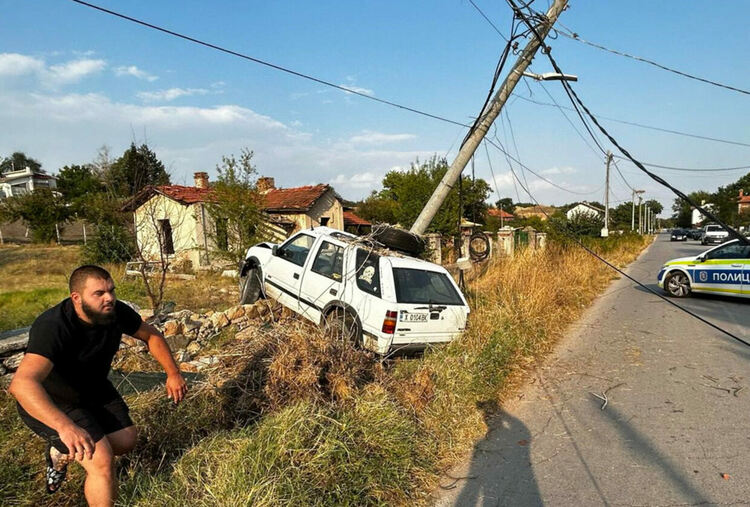 Почерпен водач разби джип след удари в стълб и ограда
