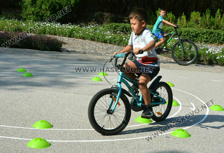 30 деца участваха в състезание по приложно колоездене