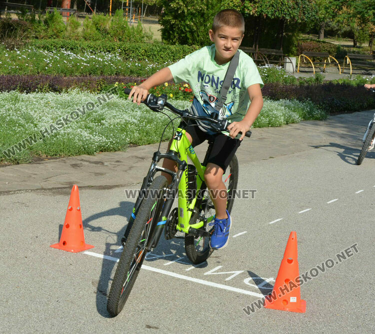 30 деца участваха в състезание по приложно колоездене