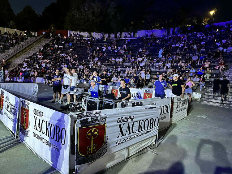 Френско дуо и местни диджеи направиха страхотно шоу