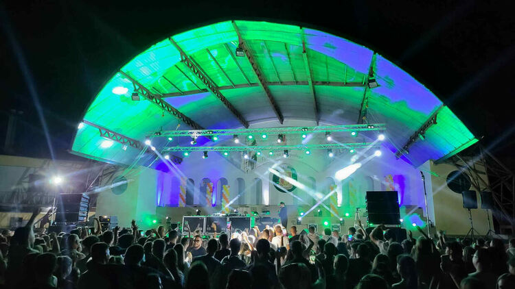 Френско дуо и местни диджеи направиха страхотно шоу