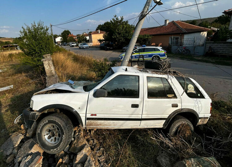 Почерпен водач разби джип след удари в стълб и ограда