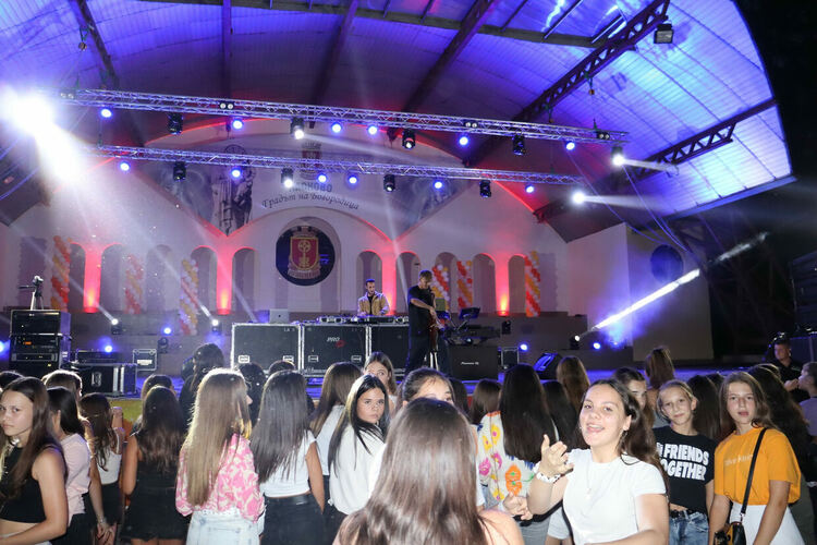 Френско дуо и местни диджеи направиха страхотно шоу