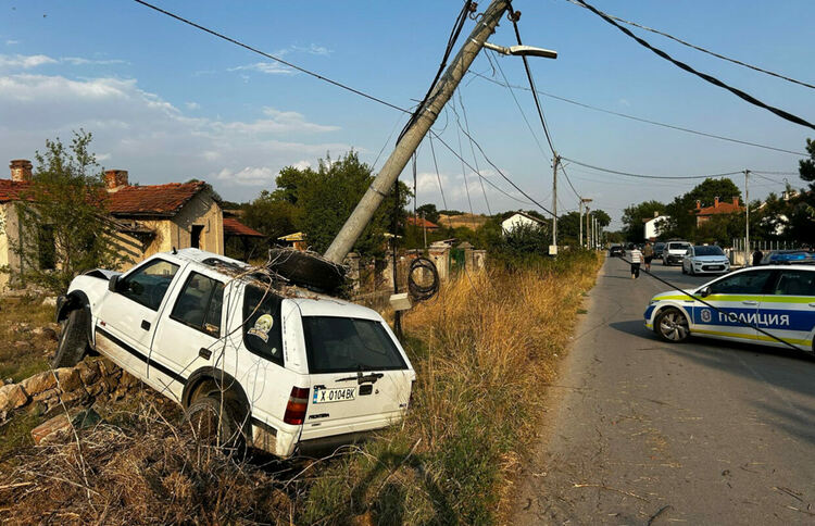 Почерпен водач разби джип след удари в стълб и ограда