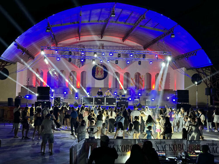 Френско дуо и местни диджеи направиха страхотно шоу