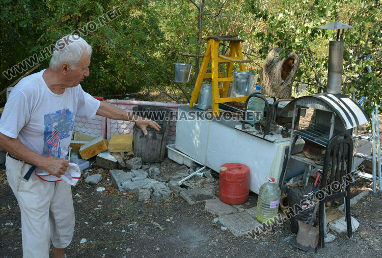Пчелар направи уникален параклис между 4 дървета