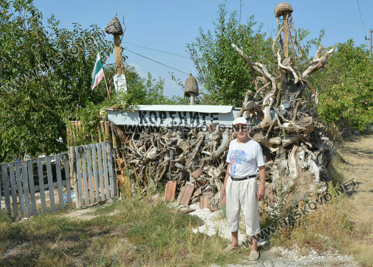 Пчелар направи уникален параклис между 4 дървета