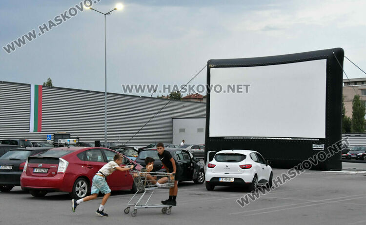 Лятно автокино в Хасково събра деца, младежи и възрастни