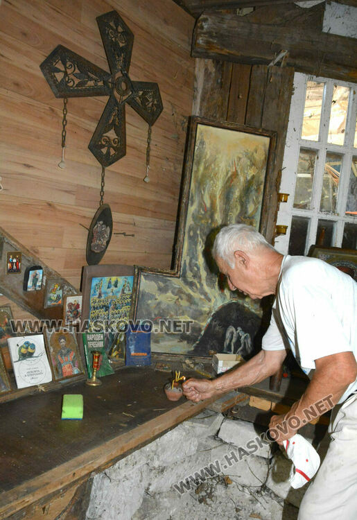 Пчелар направи уникален параклис между 4 дървета