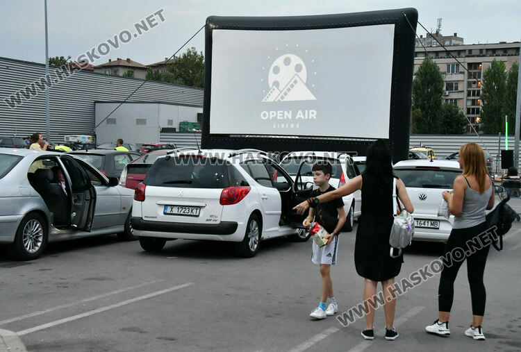 Лятно автокино в Хасково събра деца, младежи и възрастни