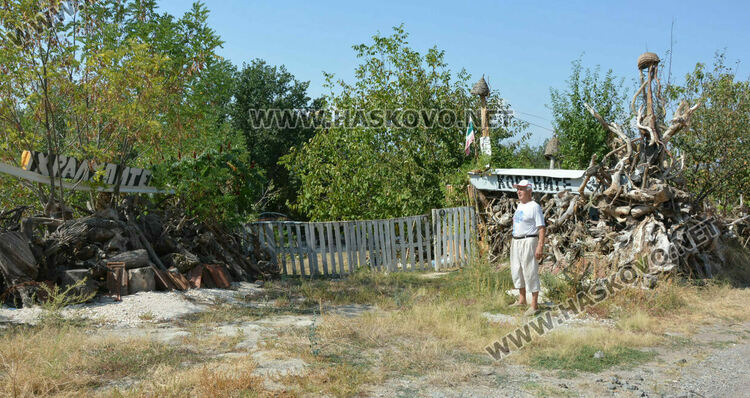 Пчелар направи уникален параклис между 4 дървета