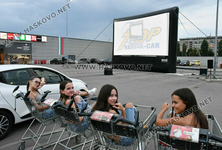 Лятно автокино в Хасково събра деца, младежи и възрастни