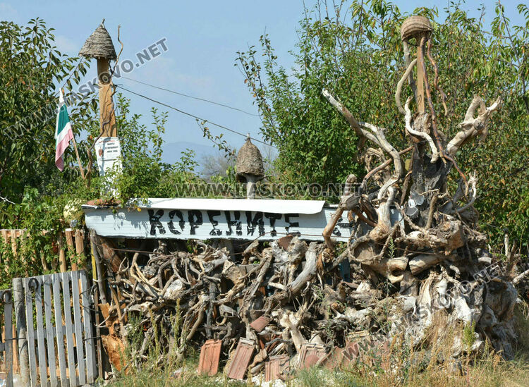 Пчелар направи уникален параклис между 4 дървета