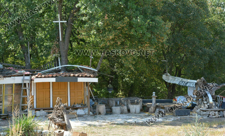 Пчелар направи уникален параклис между 4 дървета