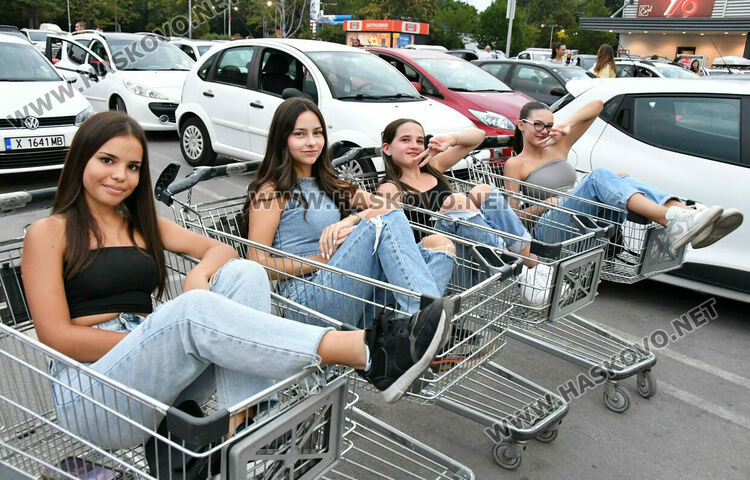 Лятно автокино в Хасково събра деца, младежи и възрастни