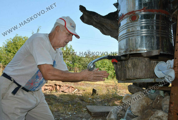 Пчелар направи уникален параклис между 4 дървета