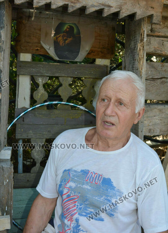 Пчелар направи уникален параклис между 4 дървета