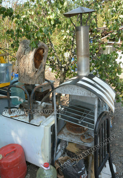 Пчелар направи уникален параклис между 4 дървета