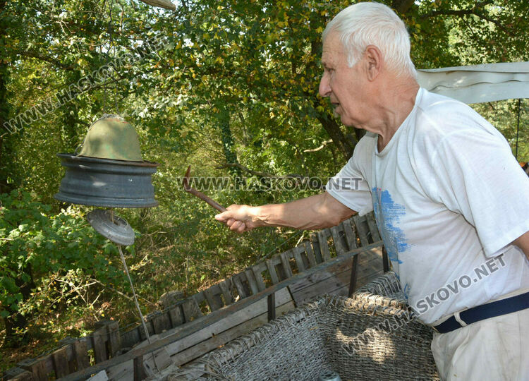 Пчелар направи уникален параклис между 4 дървета