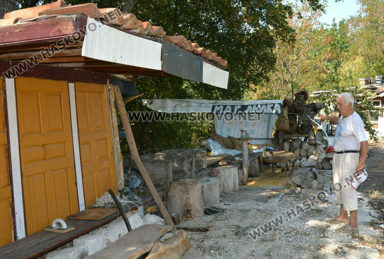 Пчелар направи уникален параклис между 4 дървета