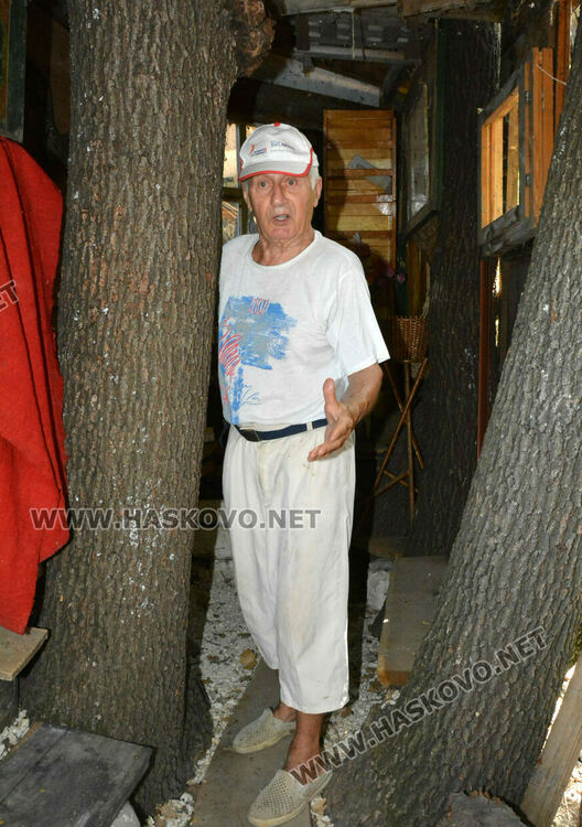 Пчелар направи уникален параклис между 4 дървета