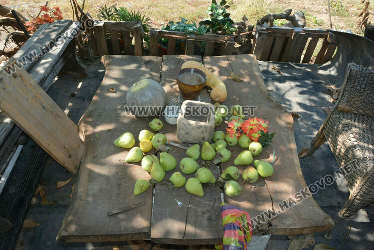 Пчелар направи уникален параклис между 4 дървета