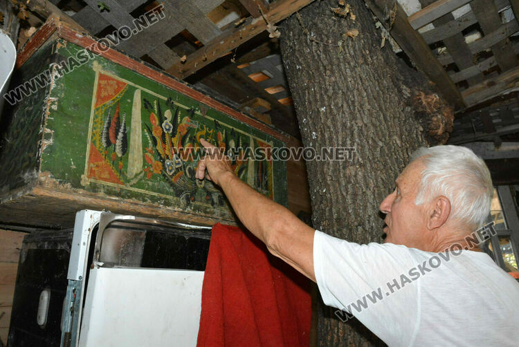 Пчелар направи уникален параклис между 4 дървета