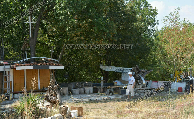 Пчелар направи уникален параклис между 4 дървета