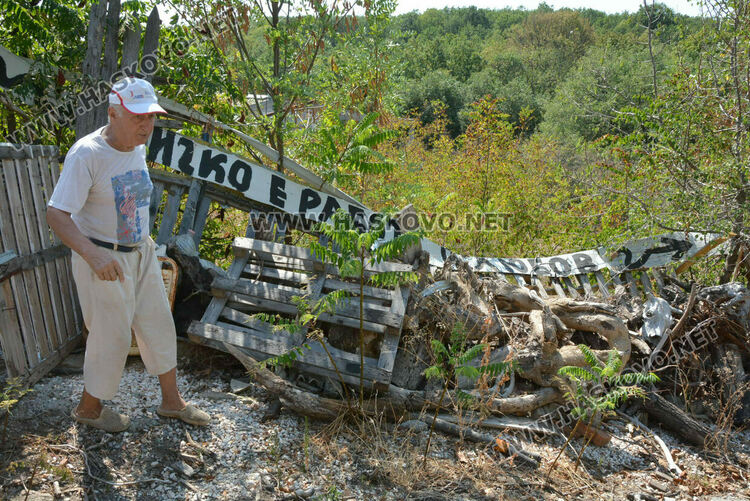 Пчелар направи уникален параклис между 4 дървета