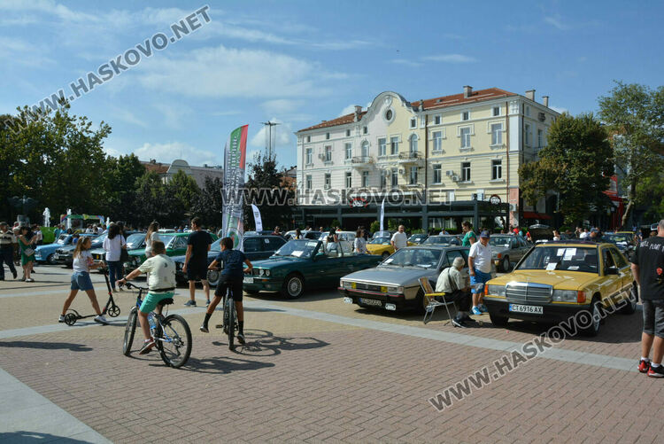 От Трабант до Кадилак на ретро парада в Хасково