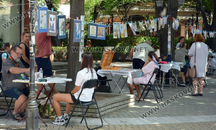 Карикатуристи твориха в Хасково