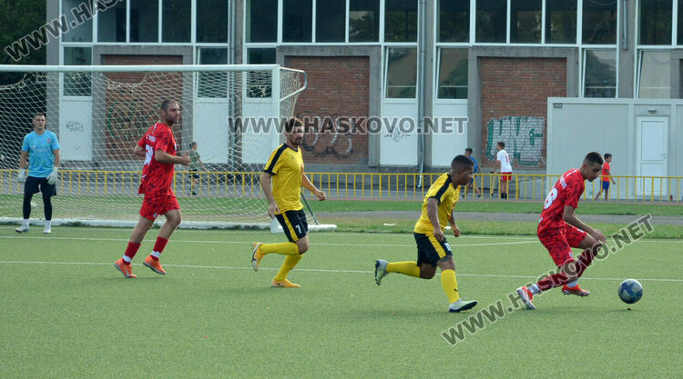 ФК „Хасково“ громи на старта на областната група