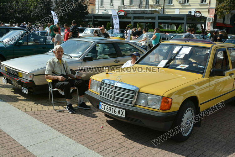 От Трабант до Кадилак на ретро парада в Хасково