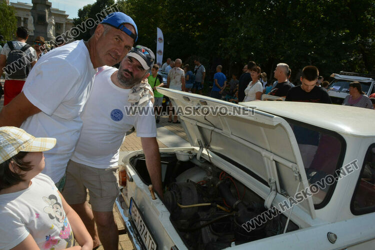 От Трабант до Кадилак на ретро парада в Хасково