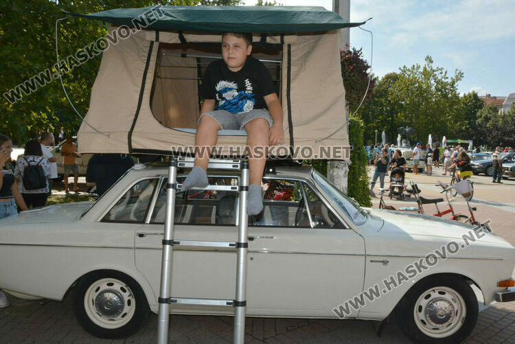 От Трабант до Кадилак на ретро парада в Хасково