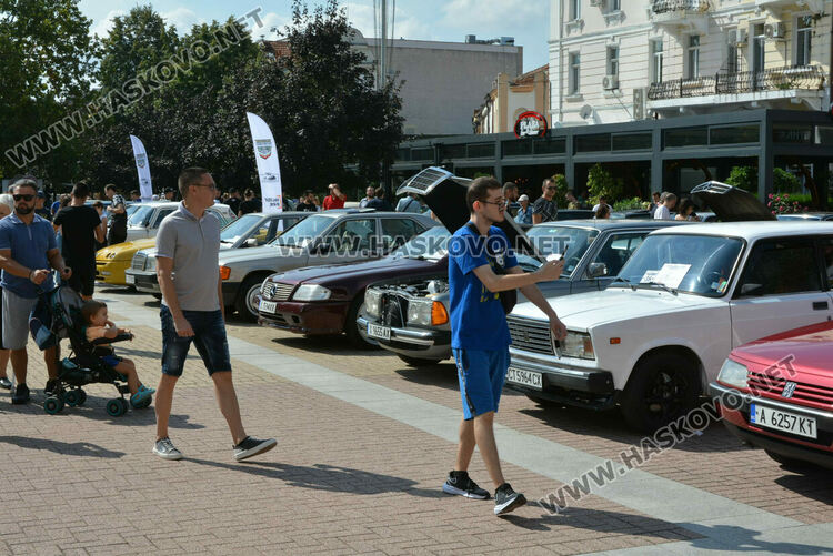 От Трабант до Кадилак на ретро парада в Хасково