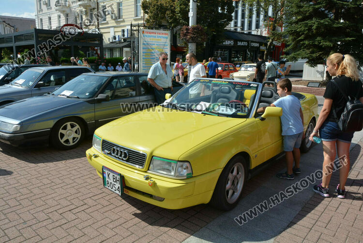 От Трабант до Кадилак на ретро парада в Хасково