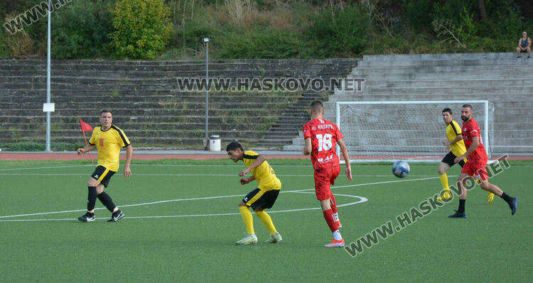 ФК „Хасково“ громи на старта на областната група