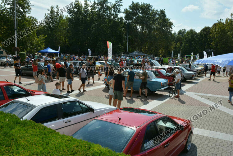 От Трабант до Кадилак на ретро парада в Хасково