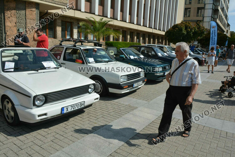От Трабант до Кадилак на ретро парада в Хасково