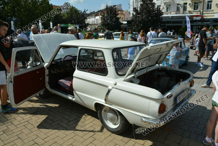 От Трабант до Кадилак на ретро парада в Хасково