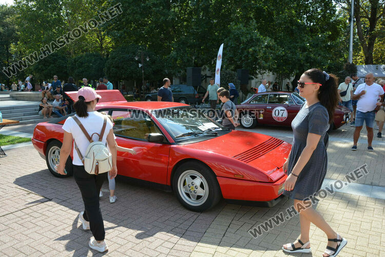От Трабант до Кадилак на ретро парада в Хасково