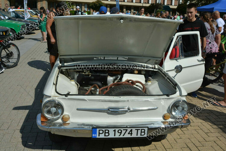 От Трабант до Кадилак на ретро парада в Хасково
