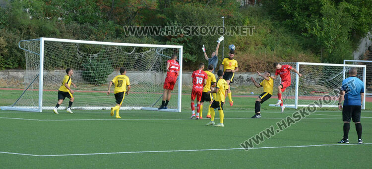 ФК „Хасково“ громи на старта на областната група