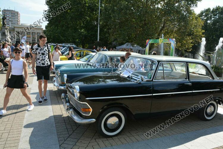 От Трабант до Кадилак на ретро парада в Хасково